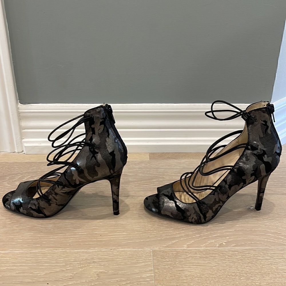 Nine West Classic Strappy Metallic print camo Women’s size 6M open Toe Shoe - Picture 3 of 6